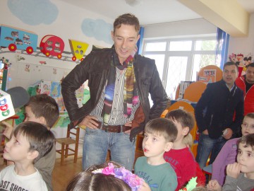 Mazăre, însoţit de Gabi Stan, a împărţit cadouri la Grădiniţa Amicii: a sfătuit fetiţele să nu se îngraşe